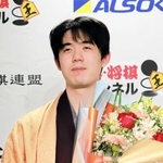 王将５連覇を達成して花束を受け取った藤井聡太六冠＝３月２６日、大阪府高槻市、関西将棋会館