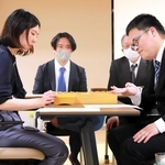 棋士編入試験の第３局の終局後、感想戦に臨む福間香奈女流五冠（手前左）と生垣寛人四段＝３月２７日午後、大阪府高槻市、関西将棋会館