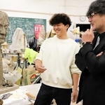 日展初入選を励みにして、前芝武史教授（右）の指導を受けながら、創作に取り組む大林勇輝さん＝加東市下久米、兵庫教育大学