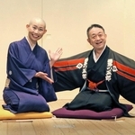 襲名公演に臨む露の五郎（右）と弟子の露の五九洛。師匠の二代目露の五郎兵衛から引き継いだ羽織を着て登場した＝神戸新開地・喜楽館
