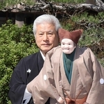 白太夫の人形とともに大阪天満宮境内にある白太夫社を参拝し「力をもらった」と語る吉田玉男＝大阪市北区天神橋２