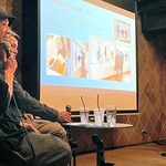 ２０２５年度の取り組みについて説明する松下麻理代表理事（右）、森山未來さん（左手前）、小泉寛明さん＝神戸市中央区山本通１