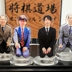 人気者の写真をあしらったミニ棋士アクリルスタンドの第３弾＝関西将棋会館