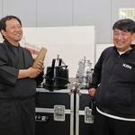 照明倉庫で過去の公演の思い出を語る西田浩二さん（左）と藤本純さん＝神戸市西区見津が丘１