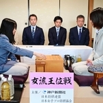 第１局で初手を指す大島綾華女流二段（左）と福間香奈女流王位＝１５日午前９時、姫路市夢前町前之庄、里湯ひととき夢乃井（撮影・中西幸大）