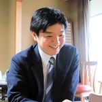 女流王位戦５番勝負第１局について、控室で検討する立会人の村山慈明八段＝１５日午後、姫路市夢前町前之庄、里湯ひととき夢乃井