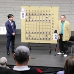 女流王位戦第１局について語る神吉宏充七段（右）と徳田拳士五段＝１５日午後、姫路市神屋町