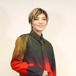 「ケレン味ある演出で、宝塚ならではの華やかな舞台を味わってほしい」と語る鳳月杏＝いずれも宝塚大劇場