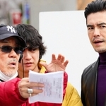 映画「国境」の撮影現場で。（左から）演技指導する井筒和幸監督、染谷将太さん、伊藤英明さん（©２０２７　Ｋ２　Ｐｉｃｔｕｒｅｓ）