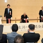 開会式でテープカットに臨む井茂圭洞さん（中央）ら＝１７日午後、神戸市東灘区向洋町中２（撮影・丸山桃奈）