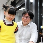 １周年を迎えたヨルイゴを運営する小野幸治四段（右）と、いつも場を和ませている豊田絹さん＝大阪市中央区北浜１、関西棋院