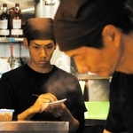 映画の一場面。博之が経営するお好み焼き店でメモを取る勇人（（ｃ）ＴＯＳＨＩＺＯ　ＰＲＯＤＵＣＥ）