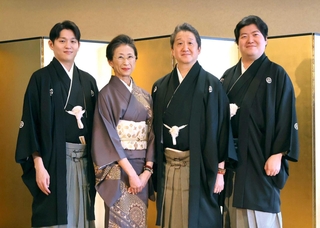 会見で意気込みを語った（右から）山村若、友五郎、光、侃＝大阪市浪速区