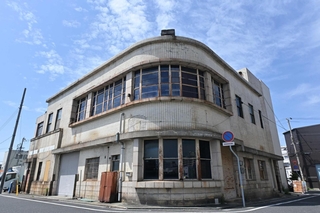 アールデコ風で曲線が印象的な旧加藤海運本社ビル＝神戸市兵庫区島上町１