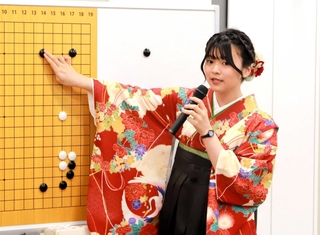 自戦解説に取り組んだ藤沢ななみ初段＝４月２３日、大阪市内