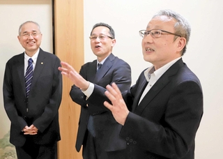 引退が決まった対局後、奨励会同期の（左から）長沼洋八段、井上慶太九段と思い出話に花を咲かせる藤原直哉七段＝４月２２日、関西将棋会館
