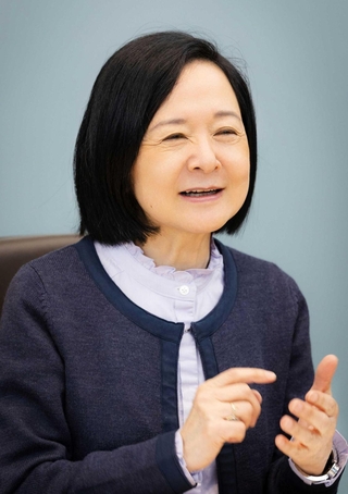 「お芝居やミュージカルを見たことのない人に、本を読んで行ってみたいと思ってもらえたら一番うれしい」と語る小川洋子さん