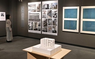 多数の図面や写真などが並ぶ「光安義光と村野藤吾」展＝京都市左京区、京都工芸繊維大