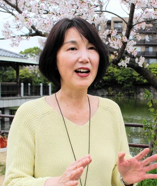 「季題には、平家物語や伊勢物語から続く歴史の蓄積が含まれる。だからこそ１句でさまざまな表現ができる」と話す山田佳乃さん＝神戸市東灘区御影山手１