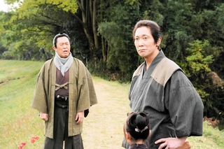 蘭方医の太吉（佐々木蔵之介さん、右）と漢方医の玄斎（内藤剛志さん）は犬猿の仲のように見えるが…