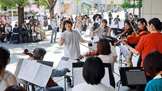 世界的指揮者、山田和樹さん（中央）の応援を得て演奏する神戸市室内管弦楽団の団員ら＝１１日午後、神戸市中央区浪花町（撮影・鈴木雅之）