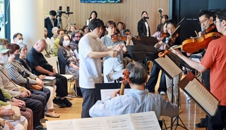 神戸市室内管弦楽団のミニコンサートにサプライズ出演し指揮する世界的マエストロの山田和樹さん（中央）＝１１日午後、神戸市中央区東町、市立中央区文化センター（撮影・鈴木雅之）