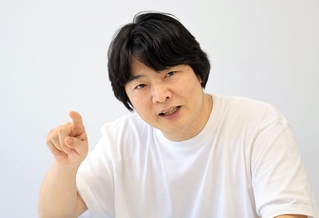 神戸市室内管弦楽団のミニコンサートを終え、取材に応じる世界的マエストロの山田和樹さん＝１１日午後、神戸市中央区東町、市立中央区文化センター（撮影・鈴木雅之）