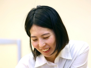 第２局で勝利し、感想戦で笑顔を見せる福間香奈女流王位＝12日午後、札幌市中央区、京王プラザホテル札幌