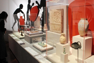 墓の壁面に描かれた「供物卓のレリーフ」（中央）や、日常で用いられた遺品が並ぶ＝大阪市阿倍野区、あべのハルカス美術館