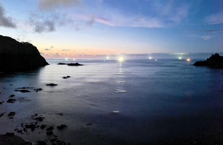 但馬のイカ釣り漁船の明かり、いさり火の夜景
