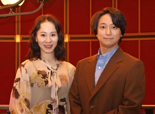 「想像力をかき立てる演出にも注目してほしい」と語る寺元健一郎（右）と宮田愛＝大阪四季劇場