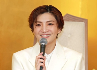 笑顔で宝塚での20年間を振り返る鳳月杏さん＝大阪市北区（撮影・笠原次郎）