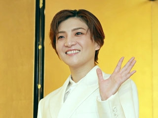 手を振り爽やかな笑顔を浮かべる鳳月杏さん＝大阪市北区（撮影・笠原次郎）