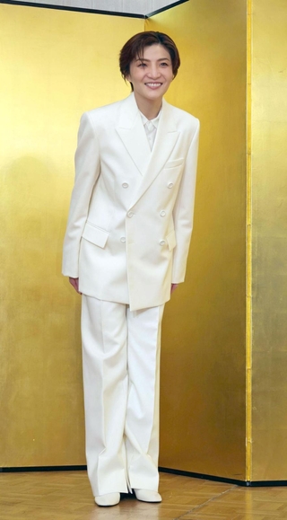 退室前に一礼する鳳月杏さん＝大阪市北区（撮影・笠原次郎）