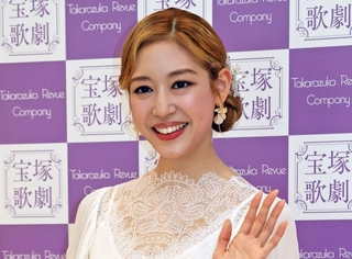 笑顔で手を振る天紫珠李さん＝宝塚市栄町１、宝塚大劇場