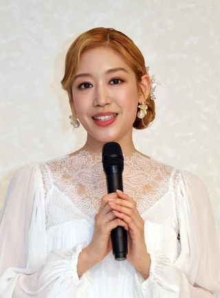 コンビを組んだ鳳月杏さんへの思いを語る天紫珠李さん＝宝塚市栄町１、宝塚大劇場