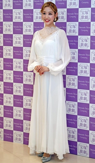 白いドレスで退団会見に臨んだ天紫珠李さん＝宝塚市栄町１、宝塚大劇場