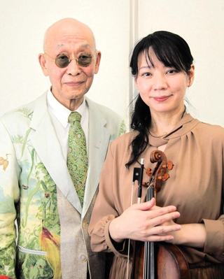 得意とする「四季」の演奏を心待ちにするバイオリニストの浅井咲乃（右）と音楽監督の延原武春＝大阪市内