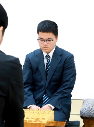 開幕局が始まる直前、盤上を見つめて集中する生垣寛人四段＝１６日、加古川市加古川町溝之口