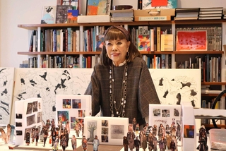 アトリエで展覧会のイメージについて語るコシノヒロコさん＝芦屋市内