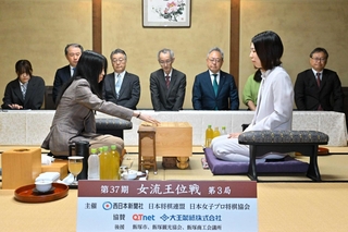 第３局で初手を指す大島綾華女流二段（左）。右は福間香奈女流王位＝２３日午前、福岡県飯塚市、麻生大浦荘