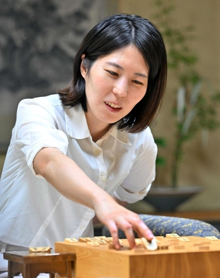第３局でタイトル防衛を決めた後、対局を振り返る福間香奈女流王位＝２３日午後、福岡県飯塚市、麻生大浦荘
