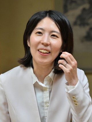 第37期女流王位戦第３局で勝利し、８連覇を果たした福間香奈女流王位＝23日午後、福岡県飯塚市、麻生大浦荘