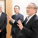 引退が決まった対局後、奨励会同期の（左から）長沼洋八段、井上慶太九段と思い出話に花を咲かせる藤原直哉七段＝４月２２日、関西将棋会館