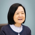 「お芝居やミュージカルを見たことのない人に、本を読んで行ってみたいと思ってもらえたら一番うれしい」と語る小川洋子さん