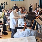 神戸市室内管弦楽団のミニコンサートにサプライズ出演し指揮する世界的マエストロの山田和樹さん（中央）＝１１日午後、神戸市中央区東町、市立中央区文化センター（撮影・鈴木雅之）