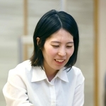 第２局で勝利し、感想戦で笑顔を見せる福間香奈女流王位＝12日午後、札幌市中央区、京王プラザホテル札幌