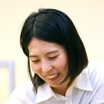 第２局で勝利し、感想戦で笑顔を見せる福間香奈女流王位＝12日午後、札幌市中央区、京王プラザホテル札幌