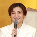 笑顔で宝塚での20年間を振り返る鳳月杏さん＝大阪市北区（撮影・笠原次郎）