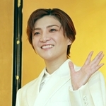 手を振り爽やかな笑顔を浮かべる鳳月杏さん＝大阪市北区（撮影・笠原次郎）